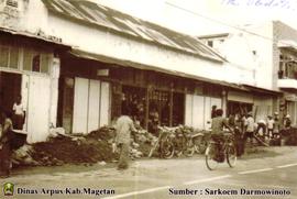 Toko Obral di Jl. A. Yani Magetan sebelum dipugar, nampak para pekerja dan sepeda diparkir didepa...