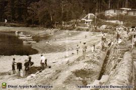 Pembanguan talud Telaga Sarangan pada sisi Timur , nampak banyak pekerja sedang bekerja.