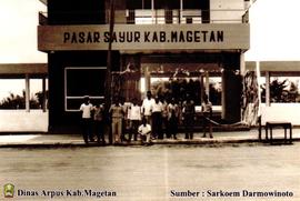 Pasar Sayur nampak beberapa orang ada di depanya